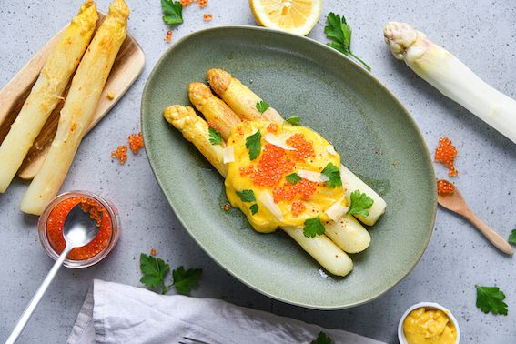 COMME UN CHEF - Asperges avec sabayon salé et oeufs de truite